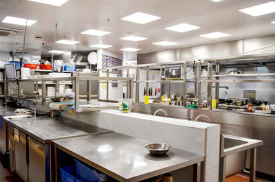 广州白云天降美食机器人中餐厅 智能厨房设备的革新与体验